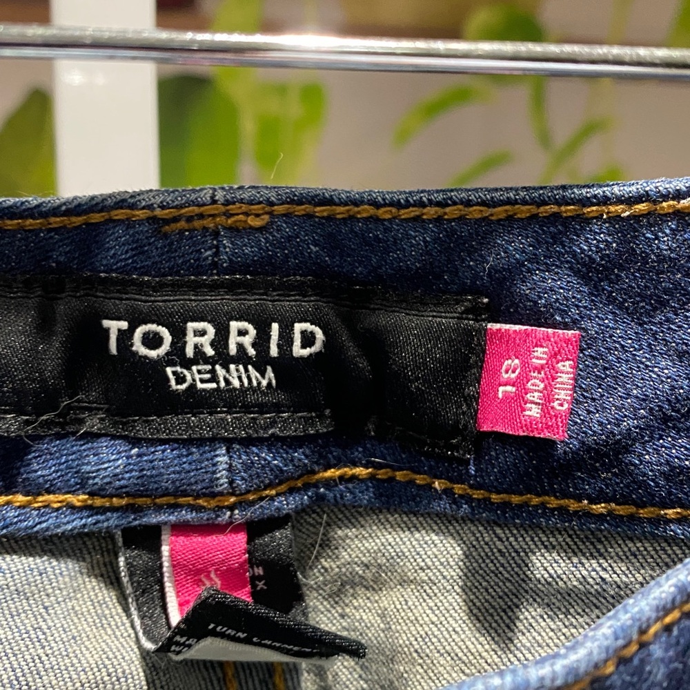 Torrid Dark Blue Distressed Ankle Jeans size 18. Waist 19 rise 10 length 27 - Picture 2 of 6